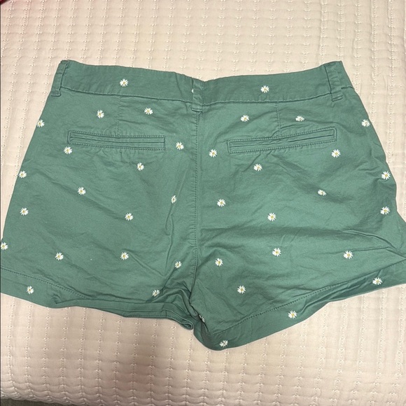 Old Navy Green Floral Everyday Shorts - Picture 3 of 4